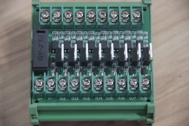 8 way PLC amplifier board isolation board 2 NPN package into the PNP out of the band module